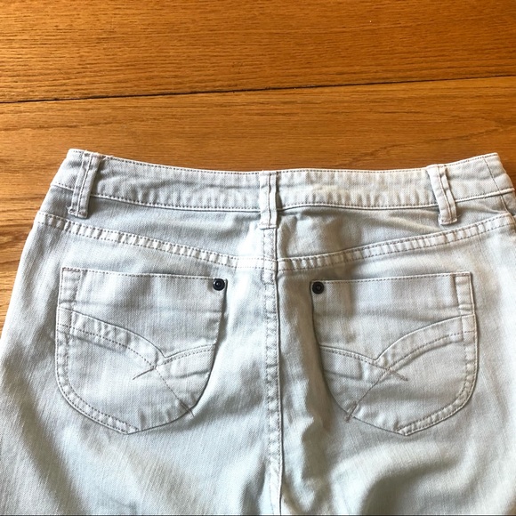 Chicos Platinum Denim beige capri pants size 0; zip front - Picture 4 of 4